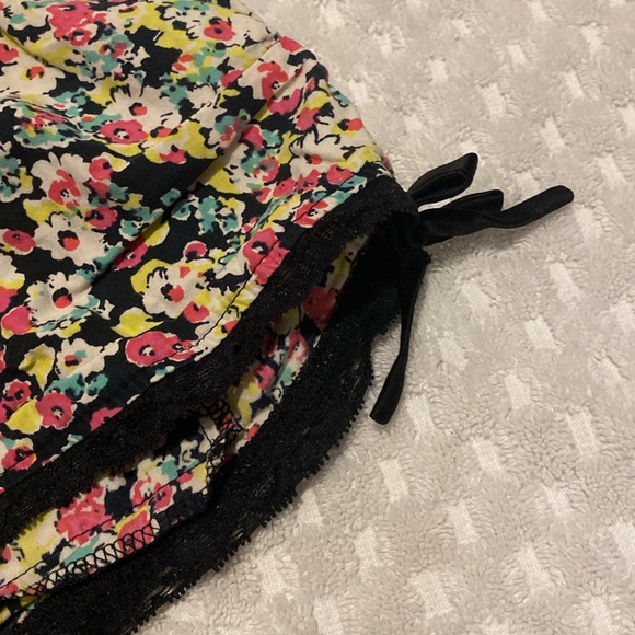 Floral shorts - Picture 2 of 4